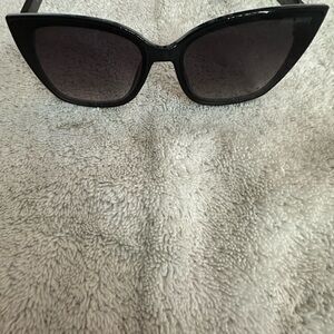 Black Cat-Eye Women's Sunglasses - Stylish UV Shades